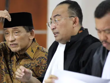 Terdakwa mantan Bupati Bangkalan, Fuad Amin saat mengikuti sidang lanjutan di Pengadilan Tipikor, Jakarta, Senin (10/8/2015). Agenda sidang mendengarkan keterangan 16 saksi dari SKPD Bangkalan dan pihak bank. (Liputan6.com/Helmi Afandi)