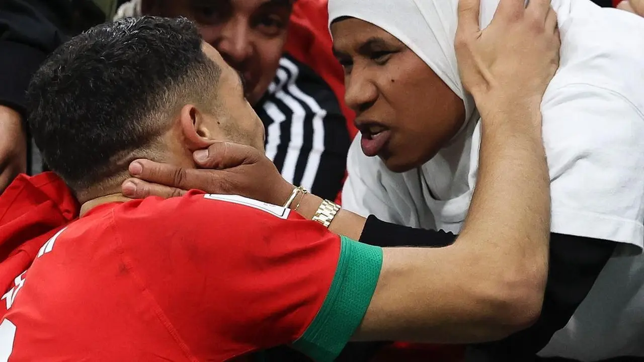 Achraf Hakimi Rayakan Kemenangan Bersama Sang Ibunda