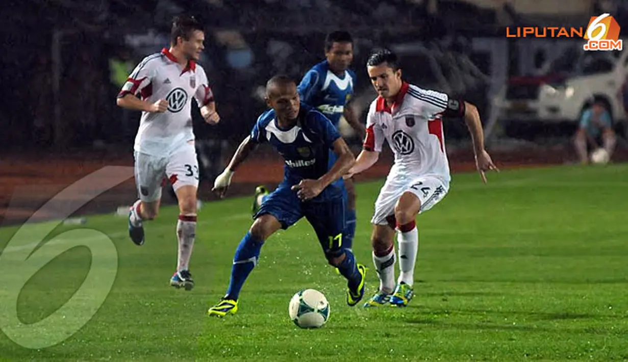 Permainan pun tergolong sengit karena setiap penyerang Persib terus ditempel ketat oleh pemain DC United. Tampak Ferdinand Sinaga berusaha lolos dari kawalan pemain DC United, Lewis Neal (Liputan6.com/Helmi Fithriansyah)