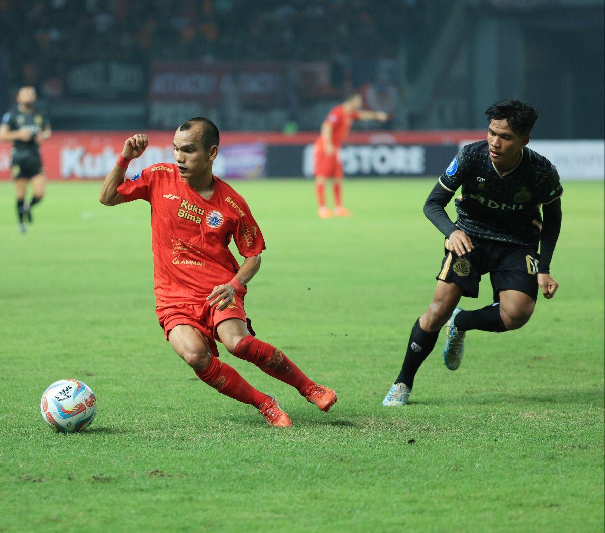 Pemain Persija Jakarta, Riko Simanjuntak, melewati pemain Bhayangkara Presisi, David Maulana. Persija Jakarta tampil gemilang dengan kunggulan 4-1 ketika berduel lawan Bhayangkara FC di laga pekan ketiga BRI Liga 1 2023/2024 di Stadion Patriot Chandra