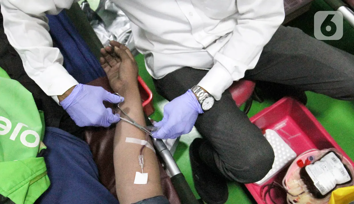 <p>Mitra driver Gojek melakukan donor darah di sel-sela penandatanganan Nota Kesepahaman antara Gojek dan PMI Provinsi DKI Jakarta, Senin (25/4/2022). Nota Kesepahaman tersebut mengukuhkan kerja sama GoSend dengan PMI Provinsi DKI Jakarta dalam pengiriman instan transfusi darah antara PMI dan Rumah Sakit yang telah terdaftar melalui kemudahan GoSend Portal. (Liputan6.com/Fery Pradolo)</p>