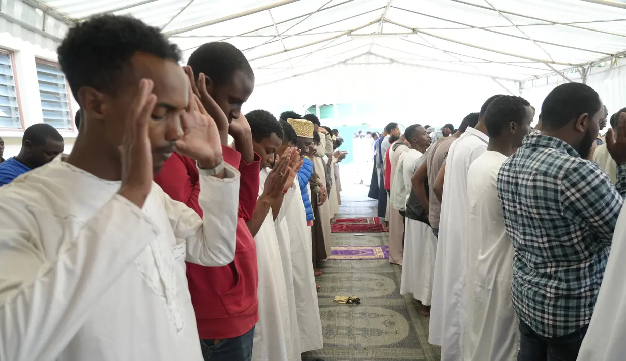Muslim Kenya Sholat Jumat pertama bulan suci Ramadhan, di Masjid Noor, Nairobi, Kenya, Jumat, 24 Maret 2023, di mana umat Islam di seluruh dunia tidak makan, minum, dari fajar hingga senja. (AP Photo/Sayyid Abdul Azim)
