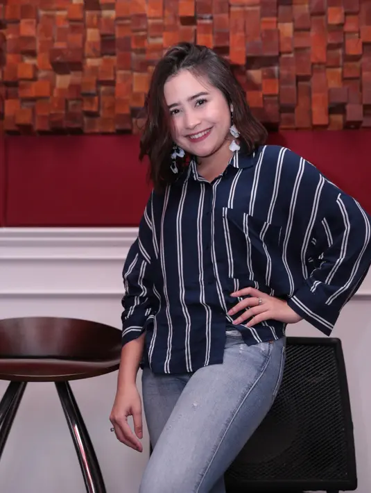 Untuk lima hantu anak-anak itu, Prilly mempersembahkan sebuah lagu berjudul To My Little Friends karya Melly Goeslaw. (Adrian Putra/Bintang.com)