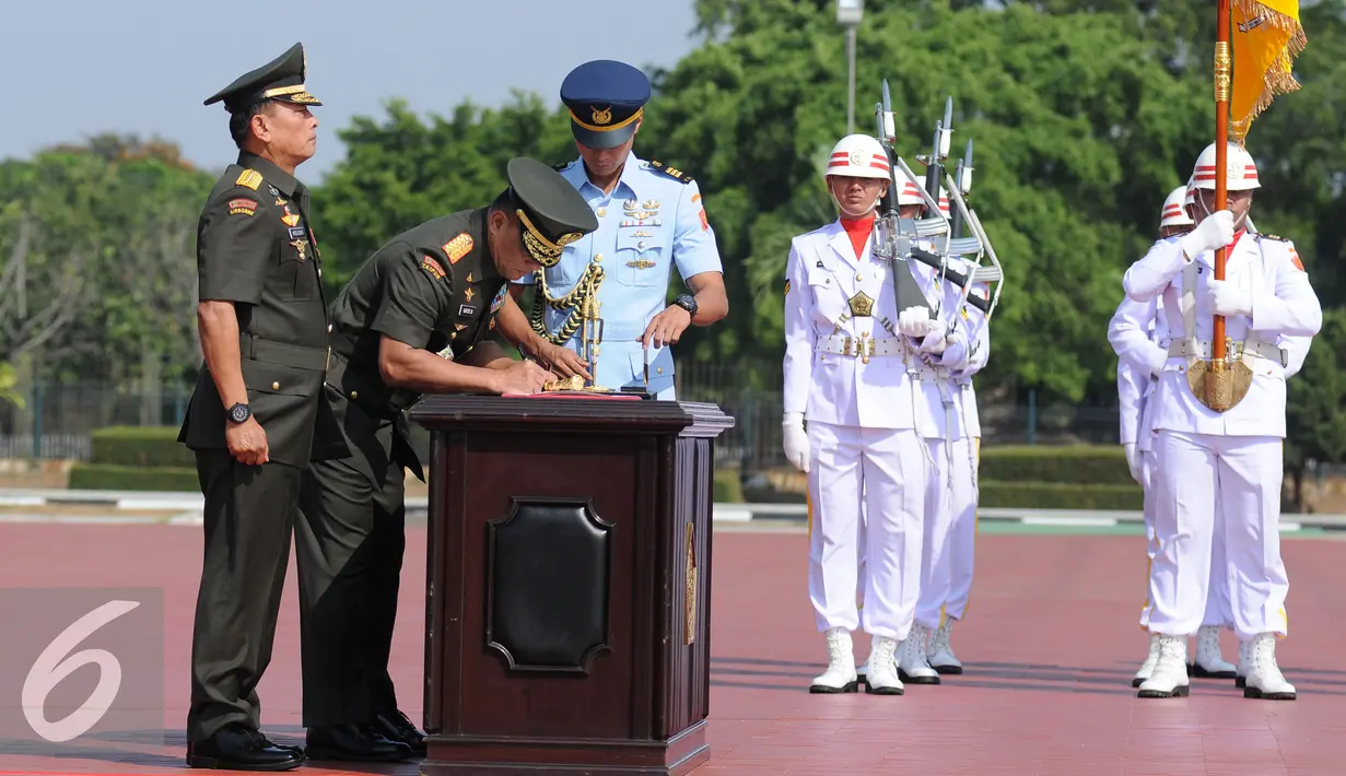 Jenderal TNI Gatot Nurmantyo (keduakanan) menandatangani naskah Serah Terima Jabatan Panglima TNI di Mabes TNI Jakarta, (14/7/2015). Gatot resmi dilantik sebagai Panglima TNI pada 8 Juni2015 lalu. (Liputan6.com/Helmi Fithriansyah)