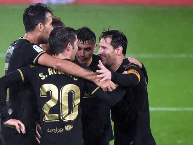 Pemain Barcelona merayakan gol yang dicetak Sergi Roberto ke gawang Celta Vigo pada laga lanjutan Liga Spanyol di Stadion Balaidos, Jumat (2/10/2020) dini hari WIB. Barcelona menang 3-0 atas Celta Vigo. (AFP/Miguel Riopa)