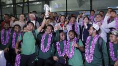 Penyambutan para pemain Timnas Indonesia usai menjadi juara Piala AFF U-22 2019 saat tiba di Bandara Soetta, Tanggerang, Rabu (27/2). Timnas Indonesia mendapatkan bonus sebesar 2,1 milliar rupiah dari Kemenpora. (Bola.com/Yoppy Renato)