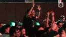 Penonton saat menyaksikan aksi grup band Jamrud di panggung Bergelora perhelatan Berdendang Bergoyang Festival, Kawasan Istora Senayan, Jakarta, Jumat (28/10/2022). Tampil selama lebih kurang satu jam, Jamrud menghentak penggemarnya dengan sejumlah lagu baru dan lawas, diantaranya Telat 3 Bulan, Pelangi di Matamu, Surti Tejo, dll. (Liputan6.com/Helmi Fithriansyah)