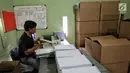 Pekerja sedang menjilid Al Quran Braille di Yayasan Raudlatul Makfufin, Tangerang Selatan, Kamis (24/5). Al Quran ini memiliki tiga varian yakni dengan terjemahan Bahasa Indonesia, Bahasa Inggris dan tanpa terjemahan. (Liputan6.com/Fery Pradolo)