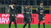 Bek AC Milan asal Prancis Theo Hernandez (kiri), gelandang AC Milan asal Aljazair Ismael Bennacer (tengah), dan bek AC Milan asal Italia Matteo Gabbia (kanan) bereaksi di akhir pertandingan sepak bola Serie A Italia antara AC Milan dan AS Roma di Stadion San Siro di Milan, pada 29 Desember 2024.Piero CRUCIATTI / AFP
