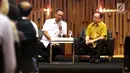 Dirjen Aplikasi Informatika Kemkominfo, Samuel A. Pangerapan (kiri) memberi pemaparan saat menjadi narasumber dalam seminar di SCTV Tower, Jakarta, Senin (13/11). (Liputan6.com/Faizal Fanani)