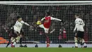 Pemain Arsenal, Eddie Nketiah melakukan mencetak gol ketiga timnya ke gawang Manchester United pada laga lanjutan Liga Inggris 2022/2023 yang berlangsung di Emirates Satdium, London, Minggu (23/01/2023). Arsenal berhasil menang dengan skor 3-2 atas Manchester United. (AP Photo/Ian Walton)