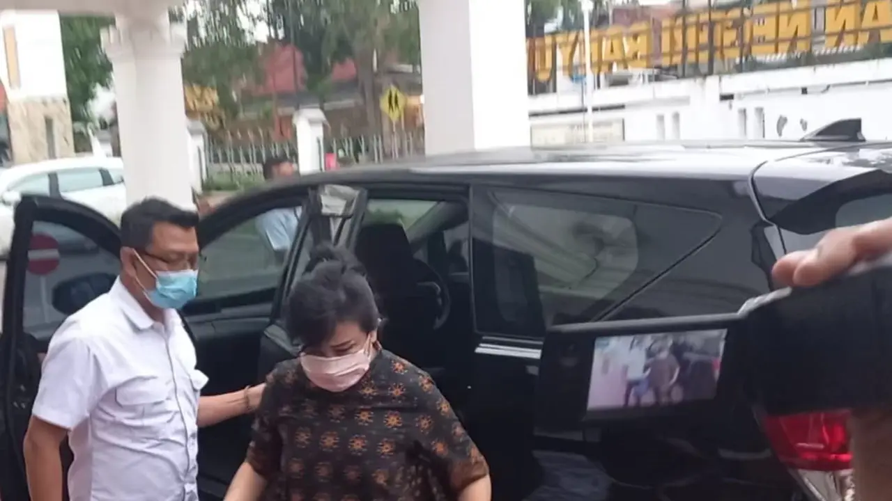 Tersangka LW dibawa menuju Kejaksaan Negeri Banyuwangi untuk diperiksa kasus dugaan penggelapan dan penipuan. (Istimewa)