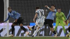 Kapten Timnas Argentina, Lionel Messi, menyumbangkan satu gol saat timnya menang 3-0 atas Uruguay pada laga lanjutan kualifikasi Piala Dunia 2022 zona CONMEBOL di Estadio Monumental Antonio Vespucio Liberti, Senin (11/10/2021). (AFP/Juan Mabromata)