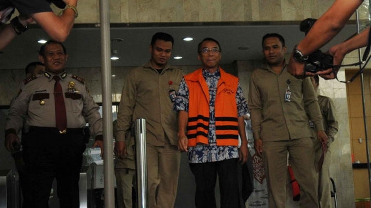 Usai diperiksa KPK, Jero Wacik umbar senyuman