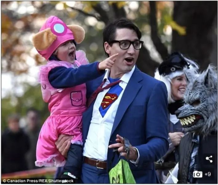 Setelah memerankan sosok pilot dari Le Petit Prince, PM tampan Justin Trudeau memilih Superman pada perayaan Halloween tahun ini.(Canadian Press/REX/Shutterstock)