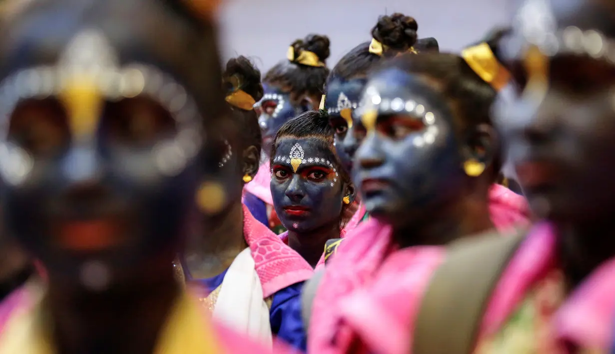 Seorang siswa ikut berpartisipasi jelang perayaan Festival Janmashtami di Mumbai, India (23/08). Menurut kalender Hindu, Janmashtami dirayakan pada hari kedelapan dari dua minggu gelap di bulan Bhadrapad atau ashtami dari Krishnapaksha. (REUTERS/Danish)