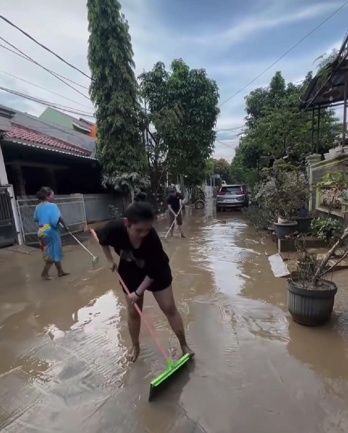 4 Artis Terdampak Banjir Jabodetabek 2025, dari Baim Wong yang Kehilangan Barang Elektronik hingga Clarissa Putri