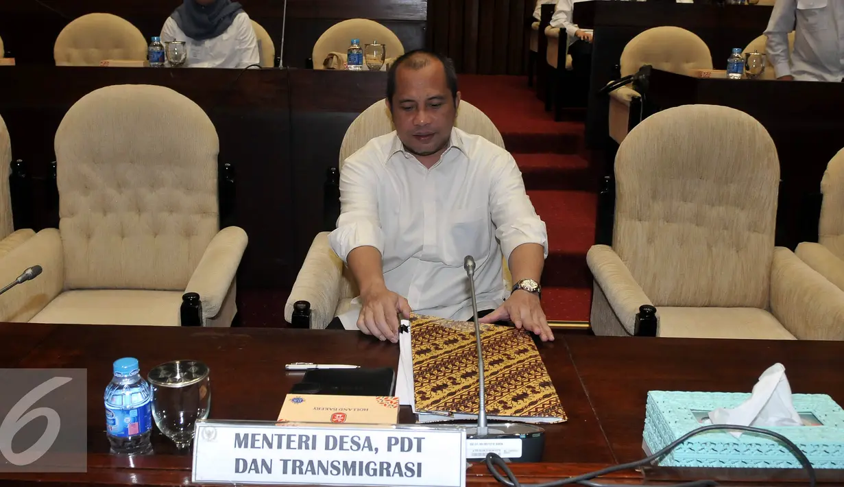 Menteri Desa, PDT dan Transmigrasi Marwan Jafar sebelum mengikuti raker dengan Komisi V DPR RI, di Kommpleks Parlemen, Jakarta (18/4). Rapat membahas evaluasi penggunaan dana desa dan pendamping desa. (Liputan6.com/JohanTallo)