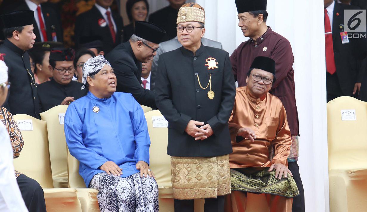 Ketua MPR, Zulkifli Hasan mengenakan pakaian adat saat mengikuti upacara Hari Lahir Pancasila di gedung Pancasila, Jakarta, Kamis (1/6). Tidak hanya para menteri, para pejabat tinggi negara yang hadir pun kenakan pakaian adat. (Liputan6.com/Angga Yuniar)