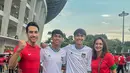 Sementara Darius dan Donna kompak kenakan jersey timnas warna merah, dua putranya memilih jersey timnas versi warna putih. [@darius_sinathrya].