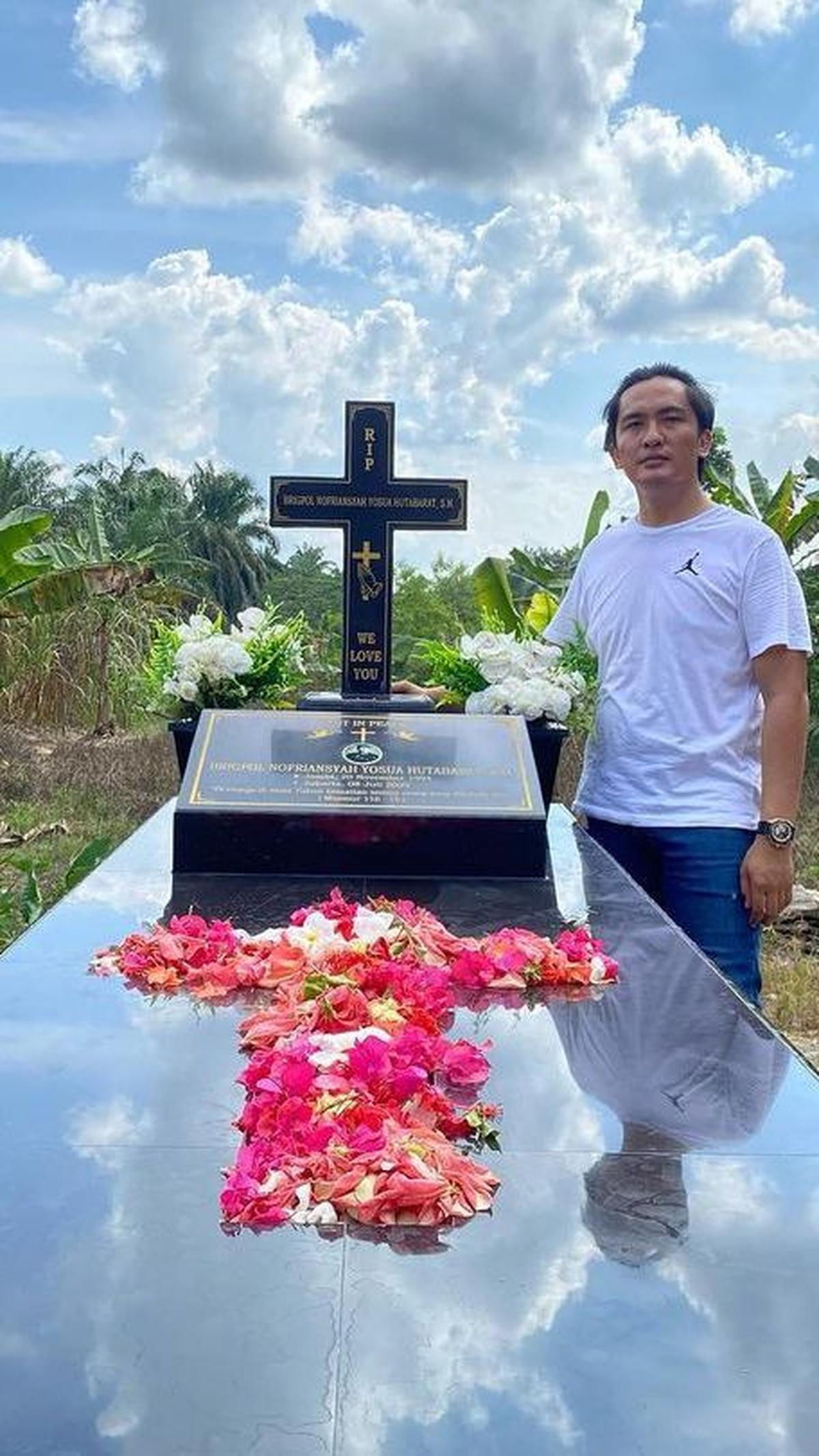 "08072022-08072023," tulis Reza, mengenang kepergian sang kakak Brigadir J.