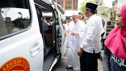 Wakil Presiden ke-9 RI, Hamzah Haz bersiap masuk ke dalam mobil jenazah yang akan mengantar istrinya menuju pemakaman, Jakarta, Selasa (12/9). Jenazah Asmaniah akan dimakamkan di pemakaman keluarga di Bogor, Jawa Barat. (Liputan6.com/Helmi Fithriansyah)