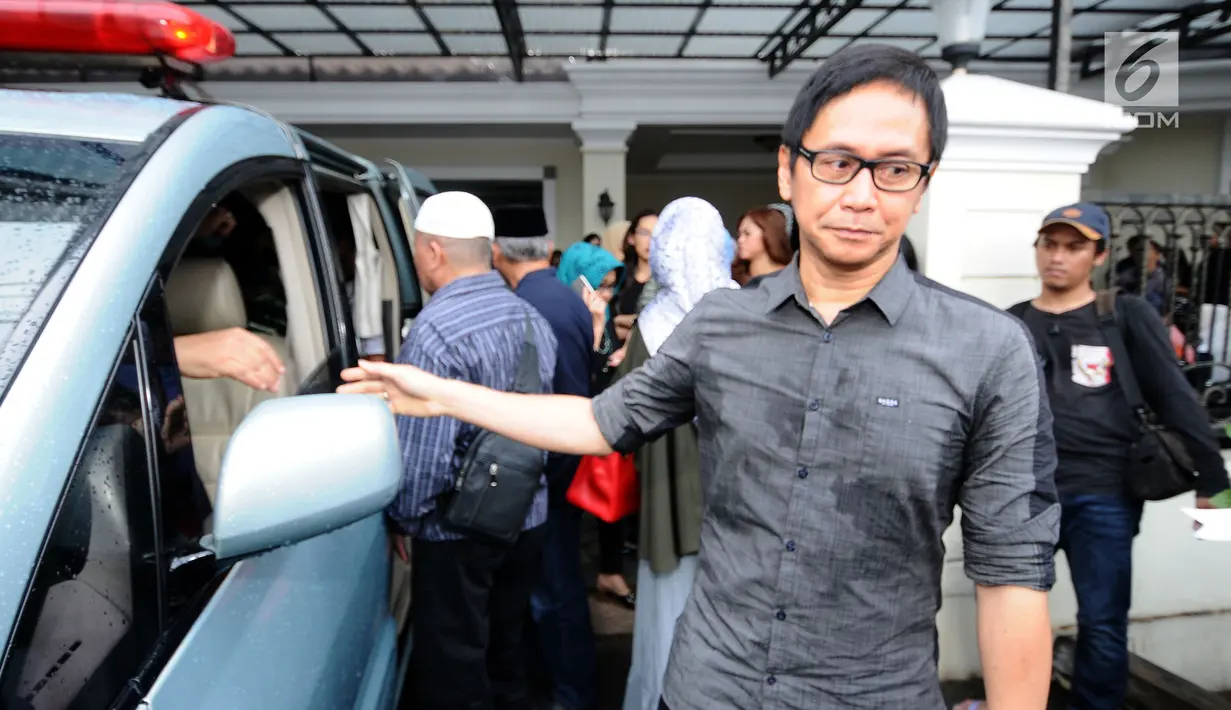 Musisi Addie MS usai melayat almarhum RMH Heroe Siswanto NS atau dikenal Sys NS di rumah duka, Jakarta, Selasa (23/1). Sys NS wafat diusia 61 tahun akibat serangan jantung. (Liputan6.com/Helmi Fithriansyah)