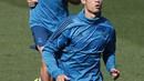 Striker Real Madrid, Cristiano Ronaldo, bersama Gareth Bale saat mengikuti sesi latihan jelang laga Liga Champions di Madrid, Selasa (12/9/2017). Real Madrid akan berhadapan dengan  Apoel FC. (AP/Paul White)