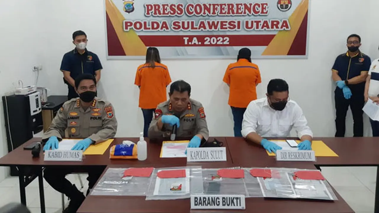 Kapolda Sulut Irjen Pol Mulyatno didampingi Kabid Humas Polda Sulut Kombes Pol Jules Abraham Abast dan Dirreskrimum Polda Sulut Kombes Pol Gani Siahaan.