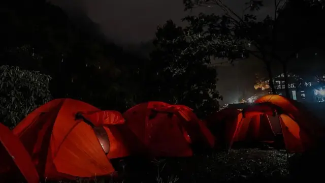 Tenda yang berkemah di Gunung Putri Cililin Bandung Barat @lembahcurugangunungputri