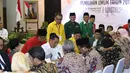 Petahana Joko Widodo (tengah) bersama Ma'ruf Amin saat melakukan pendaftaran bakal Capres/Cawapres Pemilu 2019 di Gedung KPU, Jakarta, Jumat (10/8). Joko Widodo dan Ma'ruf Amin didampingi petinggi parpol koalisi. (Liputan6.com/Helmi Fithriansyah)