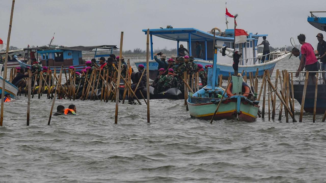 Ditarik Kendaraan Tempur TNI AL, Begini Cara Pembongkaran Pagar Laut di Tangerang