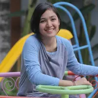 Banyak fans yang datang ke lokasi syuting untuk berfoto hingga ‘kepo’ sama wajah Syifa jika dilihat secara langsung.