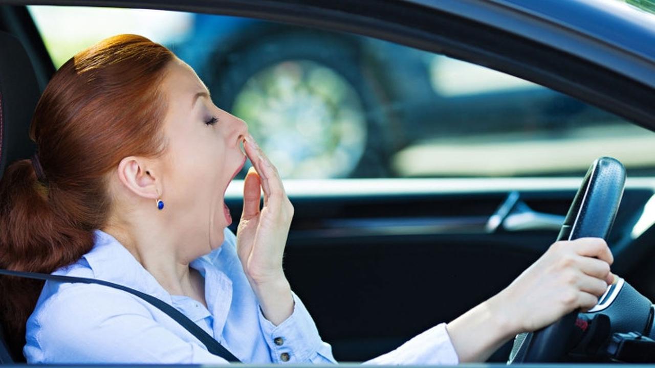 Mengantuk di dalam mobil.