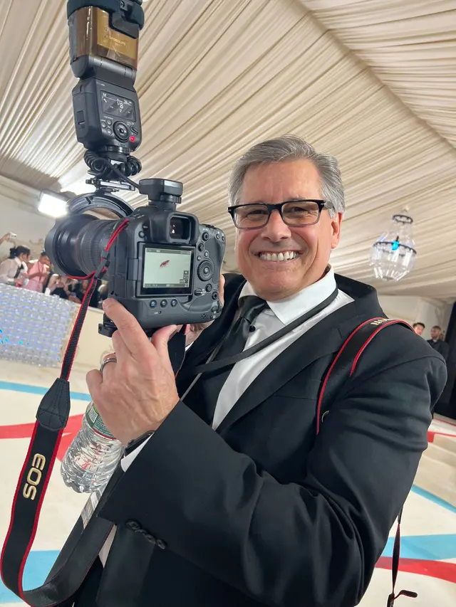Kevin Mazur seorang fotografer yang berpose dengan foto kecoa di Met Gala 2023