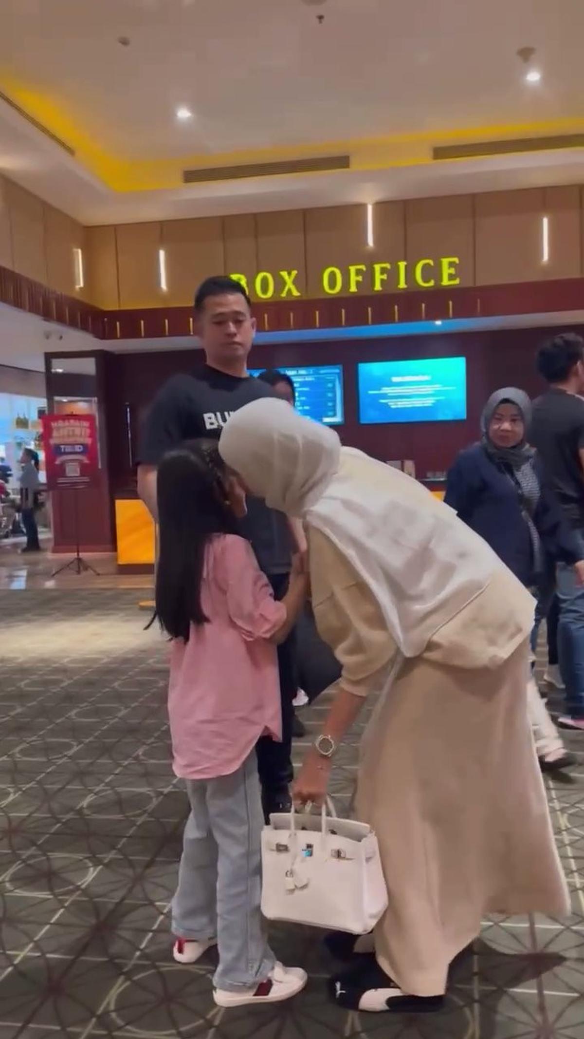 7 Potret Olla Ramlan dan Mantan Suami Nonton Bareng Bersama Anak, Tetap Akur meski Sudah Bercerai