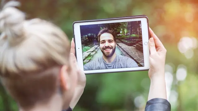 8 Hal Ini Hanya Dirasakan Cewek LDR, Kamu Salah Satunya?