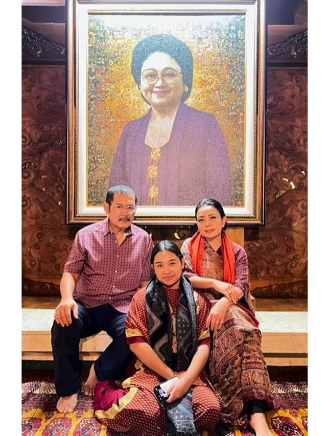 6 Potret Mayangsari dan Bambang Trihatmodjo Ziarah Makam Soeharto, Ajak Khirani