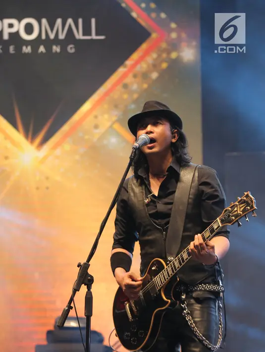 Aksi panggung gitaris Padi Reborn, Piyu saat tampil di Magnificent Seven with Padi Reborn di Avenue of the Stars, Lippo Mall Kemang, Jakarta, Jumat (27/9/2019). Padi Reborn bernostalgia dengan pengunjung dengan membawakan 12 lagu hitsnya. (Kapanlagi.com/Budy Santoso)