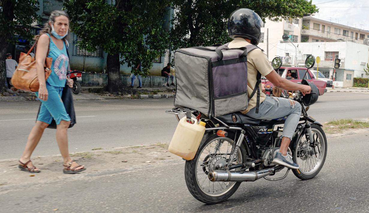 Kuba mengalami krisis kekurangan bensin baru karena negara-negara yang menyediakan minyak mentah juga menghadapi "situasi energi yang kompleks" dan belum memenuhi komitmennya, pemerintah melaporkan pada hari Jumat. (Photo by ADALBERTO ROQUE / AFP)