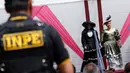 Narapidana wanita saat berjalan diatas panggung di penjara wanita Santa Monica, Lima , Peru 5 Mei 2016. Kegiatan ini dilakukan untuk menyambut peringatan Hari Ibu sedunia.  (REUTERS / Janine Costa)