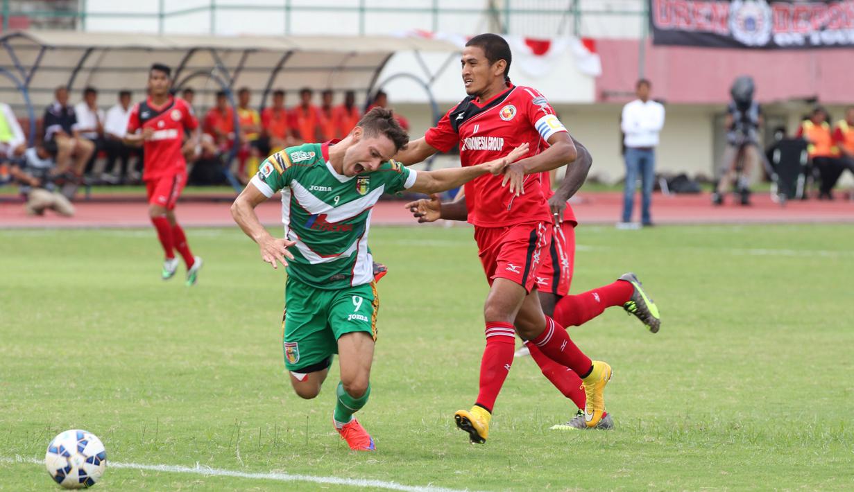 Pemain Mitra Kukar, Patrick do Santos (kiri), berebut bola dengan pemain Semen Padang, Hengki Ardiles, pada lanjutan Grup D Piala Jenderal Sudirman 2015 di Stadion Manahan, Solo, Selasa (15/12/2015). (Bola.com/Nicklas Hanoatubun)