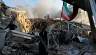 Gedung Konsulat Iran di Damaskus luluh lantak pasca serangan rudal Israel pada Senin (1/4/2024). (Dok.&nbsp;Omar Sanadiki/AP)