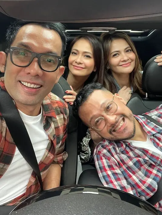 Echa dan Tari juga sering menghabiskan waktu bareng rekan eks Insert, Indra Herlambang dan Uli Herdiansyah. [Foto: Instagram @ersamayori]