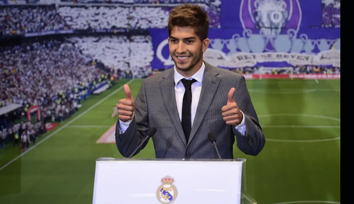 Lucas Silva mengaku sangat bahagia bisa bergabung dengan Madrid. Ia tidak mengira bisa bergabung dengan Real Madrid dengan cepat, Madrid, Senin (26/1/2015). (AFP Photo/Pierre P Marcao)