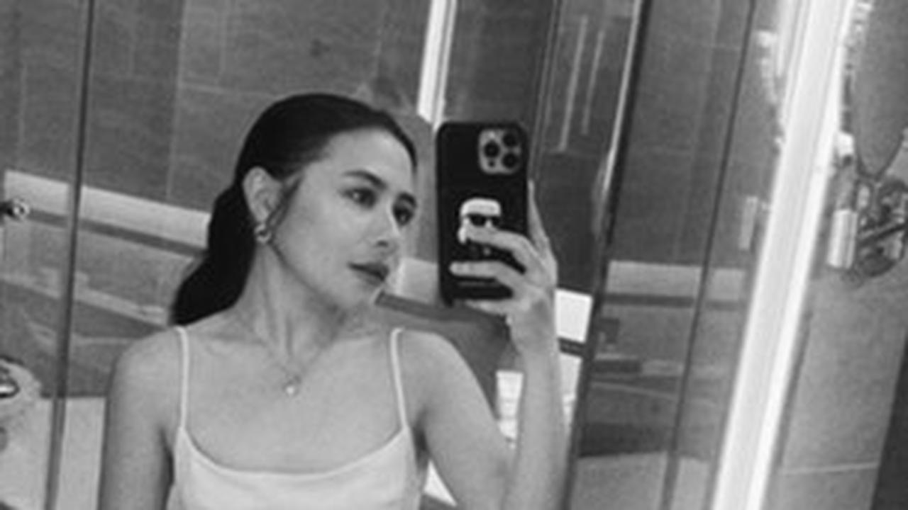 Prilly Latuconsina Pose Pakai Backless Dress di Kamar Mandi, Cantik Elegan & Body Goals Buat Iri