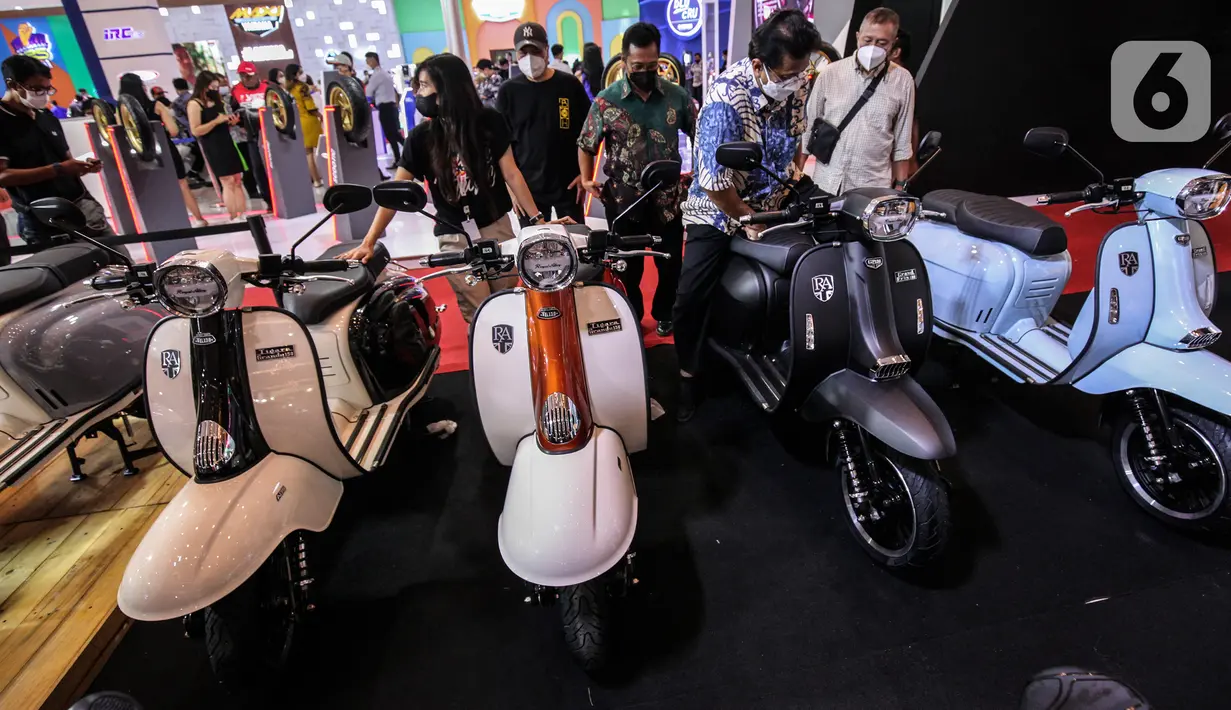 Pengunjung melihat sepeda motor listrik yang dipamerkan pada pembukaan Indonesia Motorcycle Show (IMOS) 2022 di Jakarta Convention Center (JCC), Jakarta, Rabu (2/11/2022). Pameran ini diselenggarakan oleh Asosiasi Industri Sepedamotor Indonesia (AISI). (Liputan6.com/Johan Tallo)