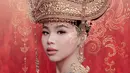 Keelie Gunawan tampil bak bangsawan dengan headpiece rancangan desainer Rinaldy A. Yunardi. Headpiece berwarna keemasan tersebut memiliki detail ukiran dan ornamen yang terinspirasi dari estetika tradisional, sekaligus menjadi statement piece dalam penampilan Keelie.