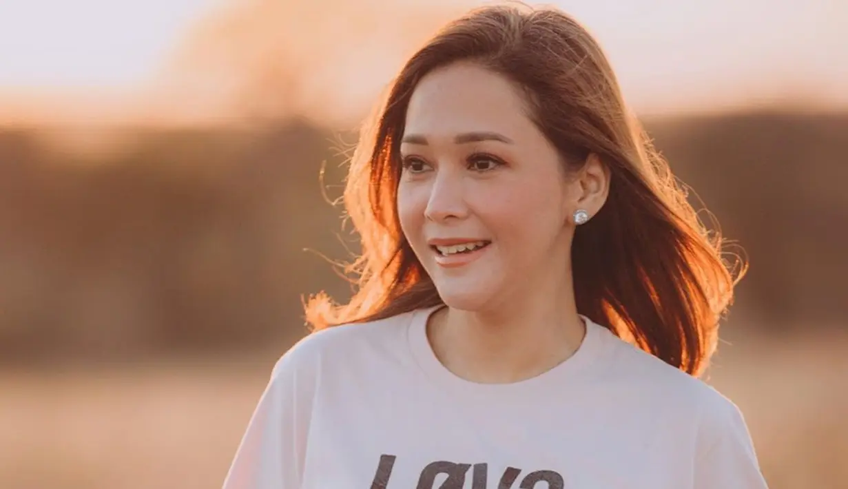 Tak perlu neko-neko begini gaya istri Irwan Mussry saat liburan ke Afrika Selatan. Gaya rambut gerai Maia ini juga bisa jadi inspirasi yang cocok untuk kamu saat liburan. Bagi kamu yang enggak suka ribet juga bisa memotong rambut sebahu seperti ibu tiga anak ini.(Liputan6.com/IG/@maiaestiantyreal)