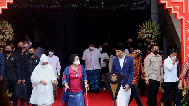 Presiden Jokowi dan Ibu Negara Iriana disambut Ketum PDIP Megawati Soekarnoputri saat menghadiri peresmian Masjid At-Taufiq di Kompleks Sekolah Partai PDIP, Lenteng Agung, Jakarta Selatan. (Liputan6.com/Radityo Priyasmoro)